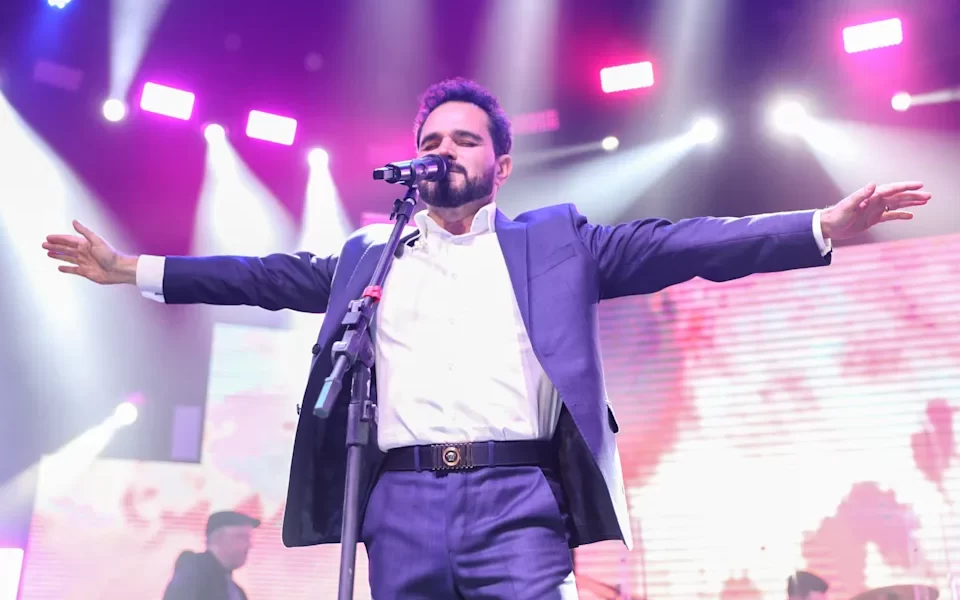 Luciano Camargo, irmão do cantor Zezé de Camargo, se emocionou ao cantar música evangélica na Igreja Presbiteriana de Alphaville