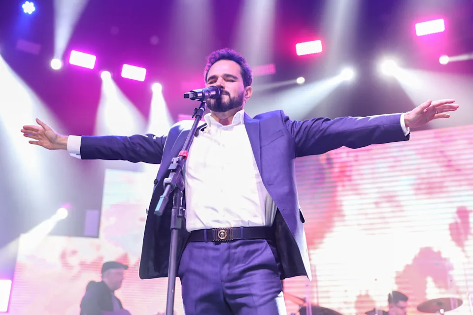 Luciano Camargo, irmão do cantor Zezé de Camargo, se emocionou ao cantar música evangélica na Igreja Presbiteriana de Alphaville