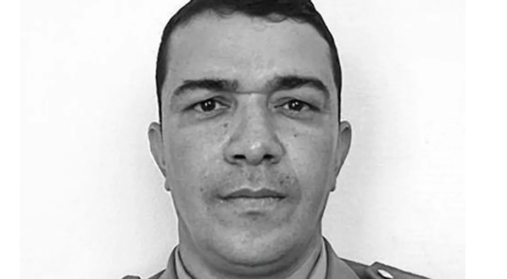 Policial morre após receber choque elétrico e cair de telhado