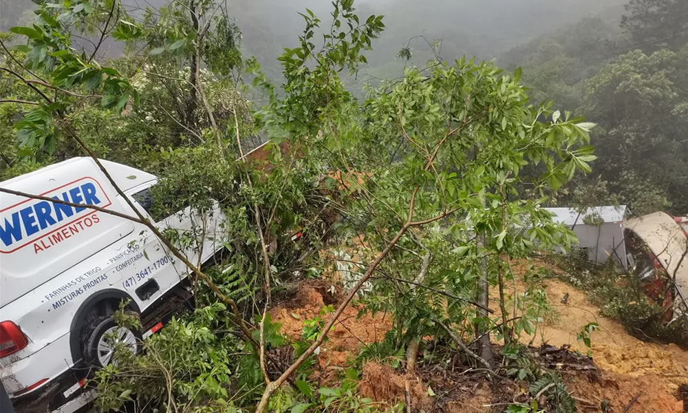 Deslizamento arrasta caminhões em rodovia de Guaratuba (PR)