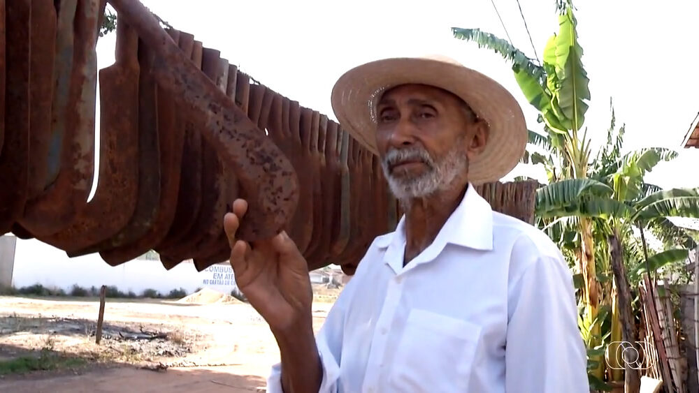 Trabalhador de 80 anos faz coleção das foices em Goiás