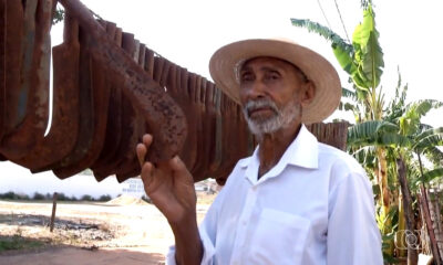 Trabalhador de 80 anos faz coleção das foices em Goiás