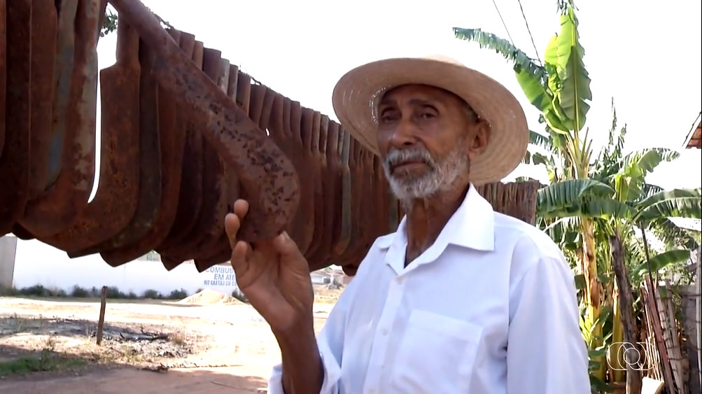 Trabalhador de 80 anos faz coleção das foices em Goiás