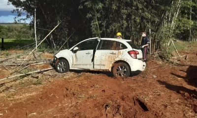 Carro capota e mata casal na BR-364, em Jataí