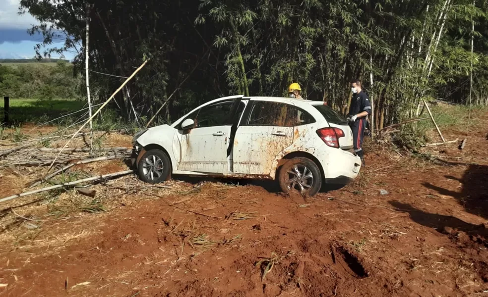 Carro capota e mata casal na BR-364, em Jataí