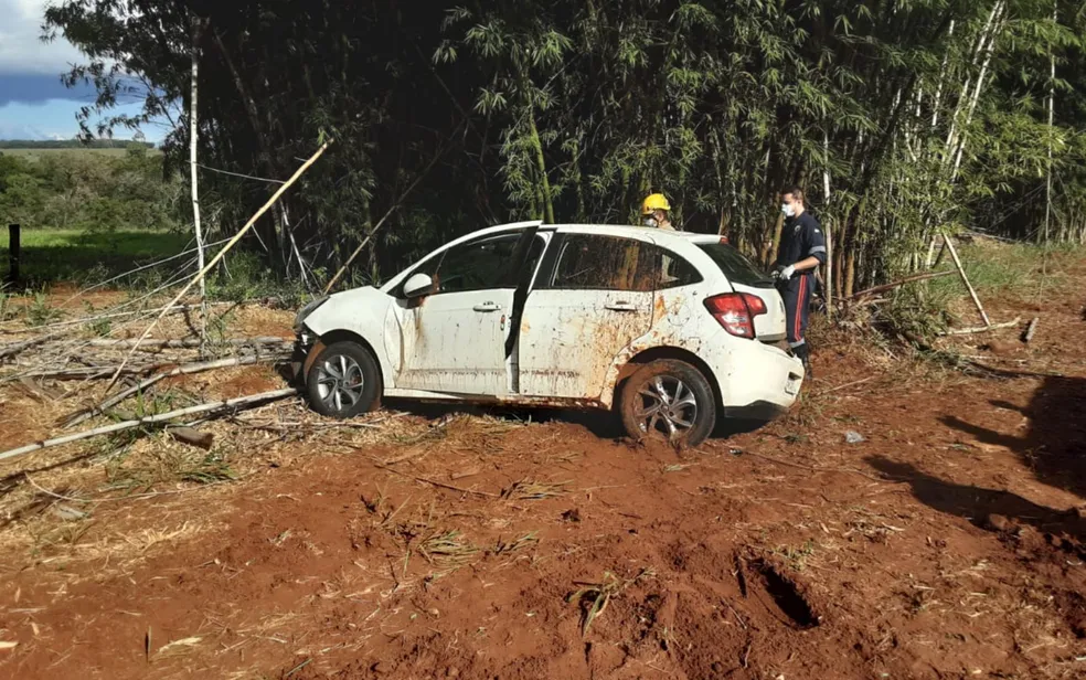 Carro capota e mata casal na BR-364, em Jataí