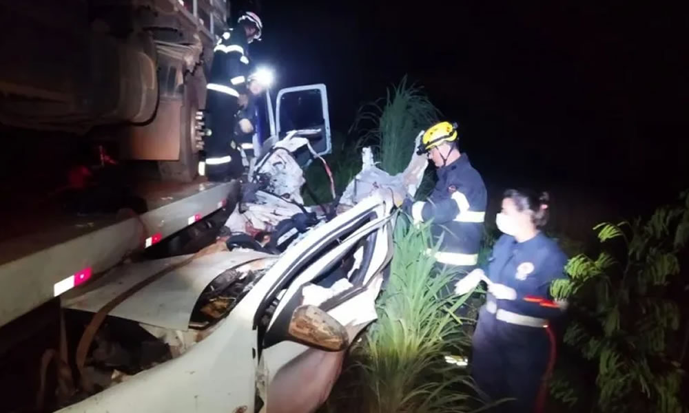 Batida entre carro e caminhão mata cinco em Itumbiara