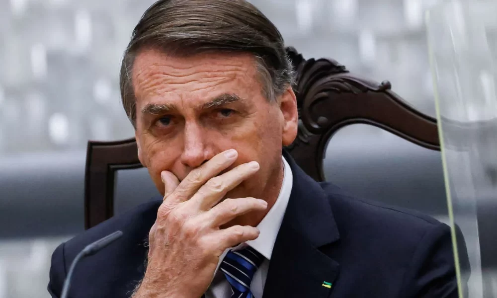 CGU decide retirar sigilo de cartão de vacina de Jair Bolsonaro