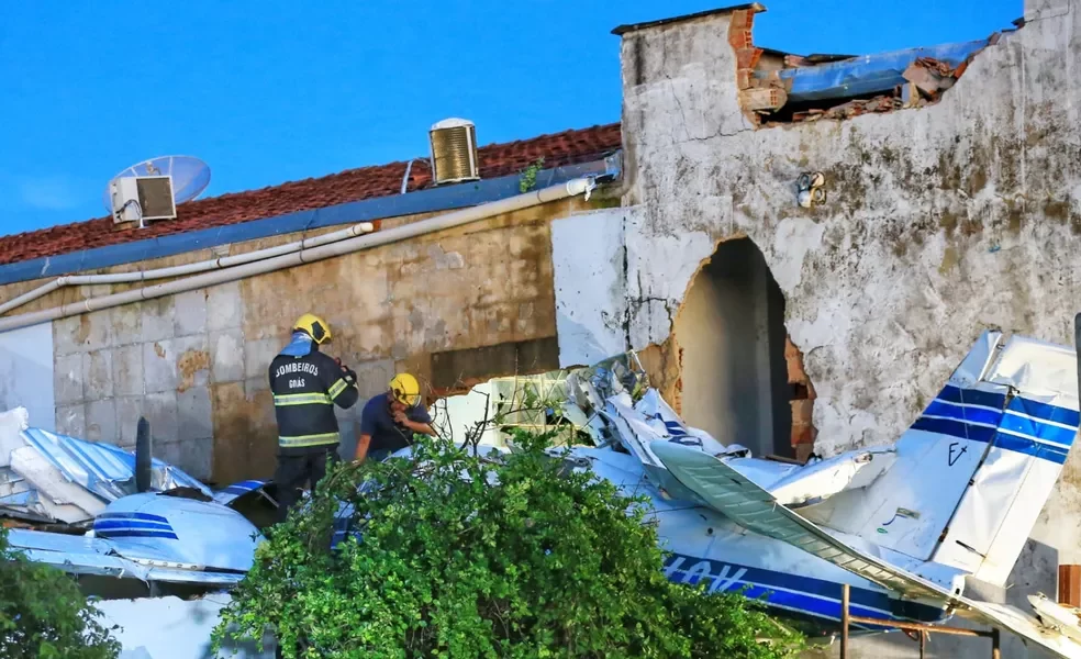 Duas pessoas morrem em queda de avião em Goiânia