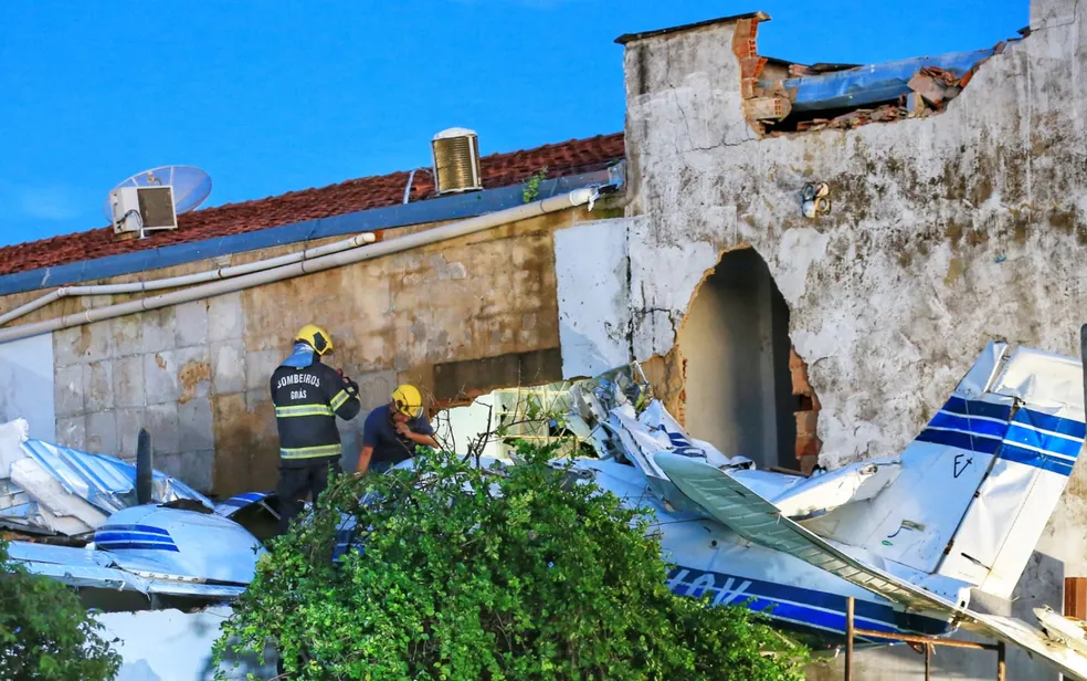 Duas pessoas morrem em queda de avião em Goiânia