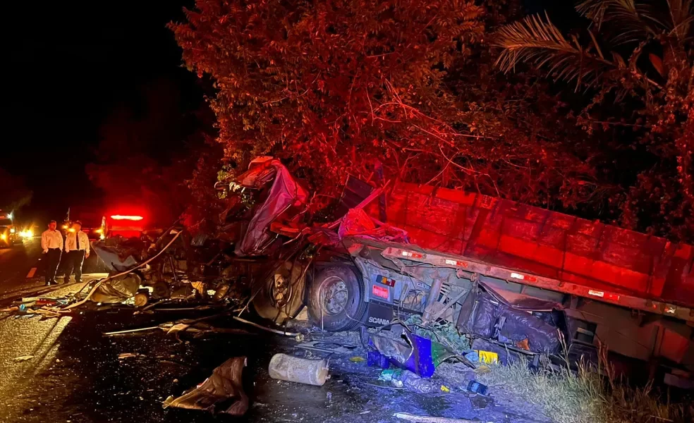 Acidente entre ônibus e carreta deixa quatro mortos em Nova Crixás