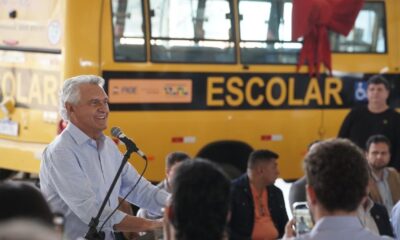 Caiado entrega 59 novos ônibus escolares a 54 municípios