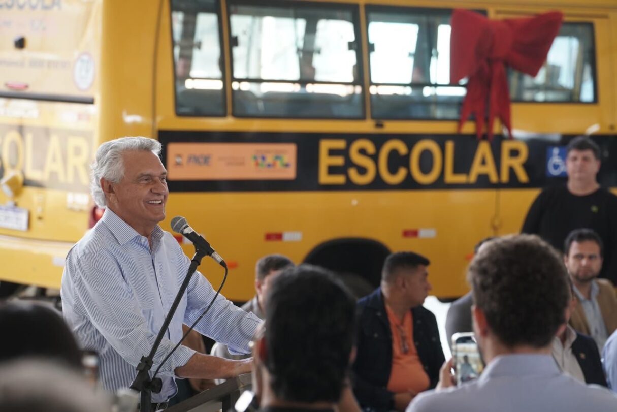 Caiado entrega ônibus escolares a 54 municípios