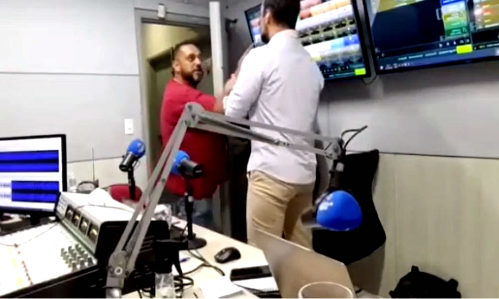 Homem invade estúdio de rádio e agride jornalistas