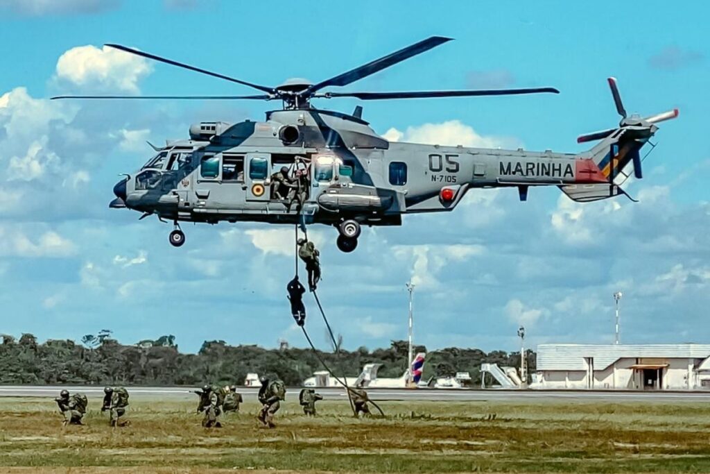 Helicóptero da Marinha cai e mata duas pessoas em Goiás