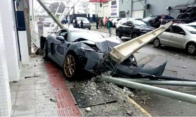 Porsche avaliado em R$ 1,2 milhão fica destruído após acidente