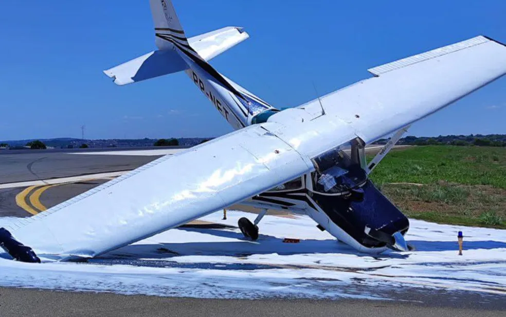 Avião sofre acidente e interdita a pistas do Aeroporto Santa Genoveva