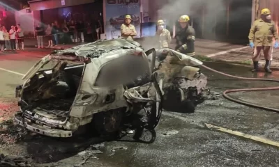 Carro pega fogo e mata ocupantes na Avenida Independência