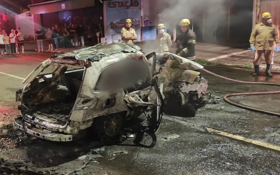 Carro pega fogo e mata ocupantes na Avenida Independência