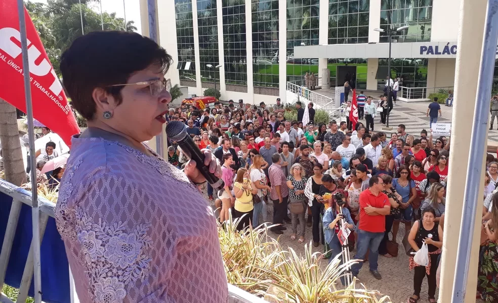 Servidores da Educação entram em greve em Goiânia