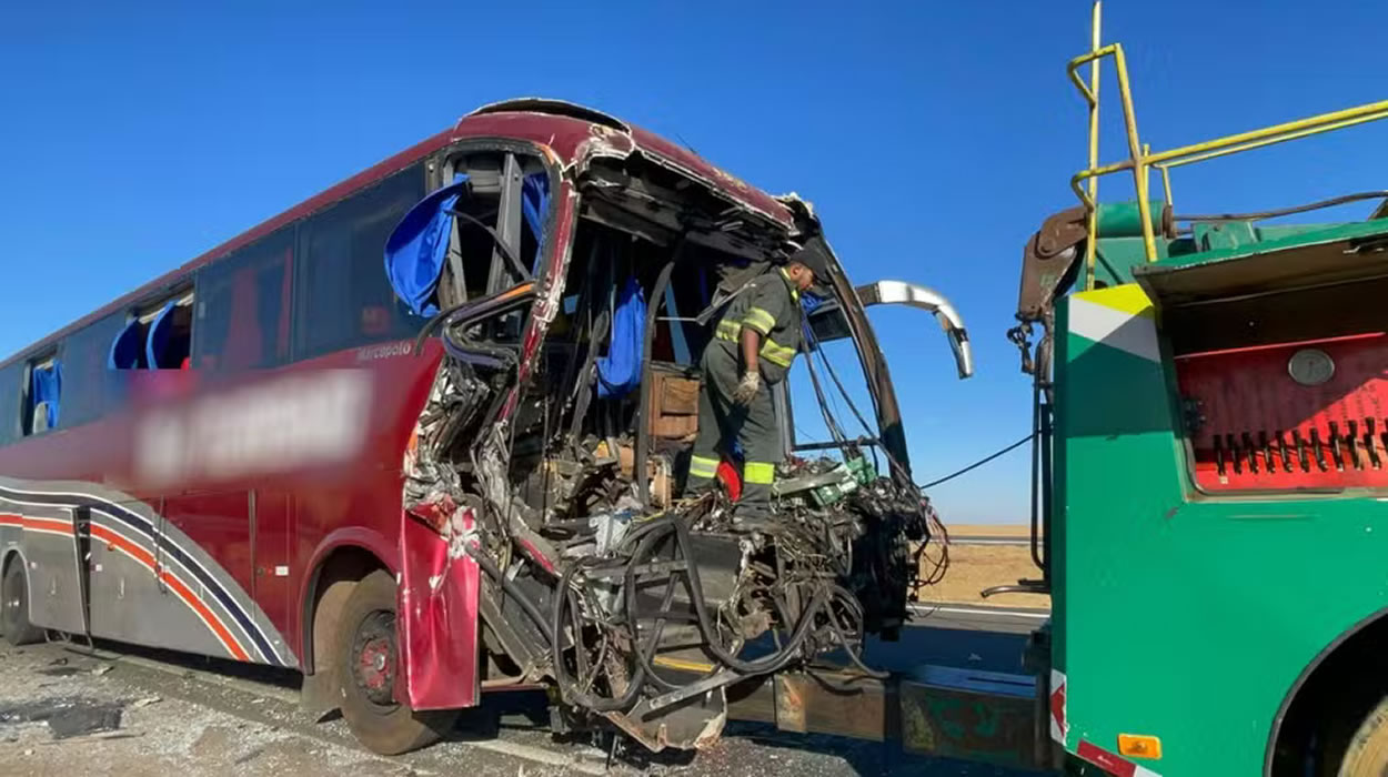 Duas pessoas morrem em acidente entre ônibus e caminhão na BR-050