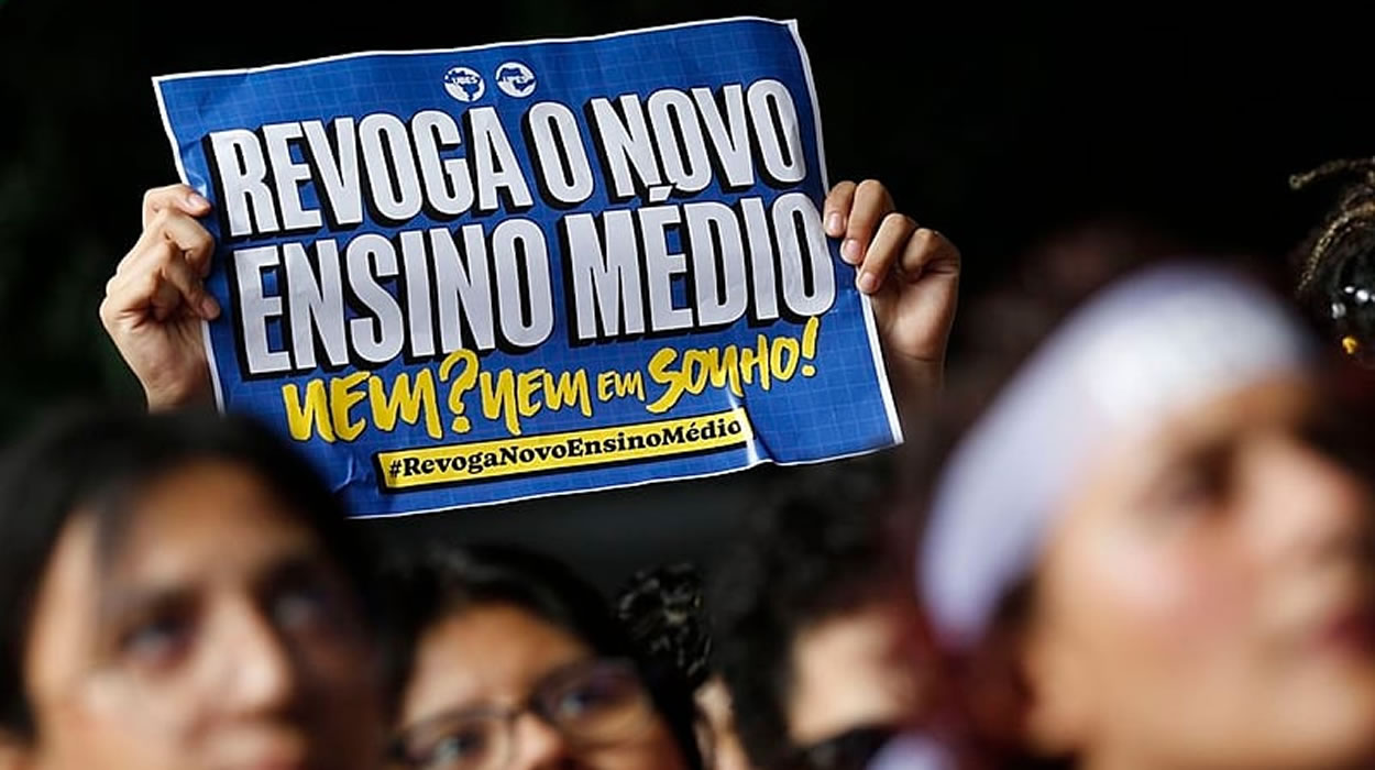 Lula sanciona novo ensino médio com veto a mudança no Enem