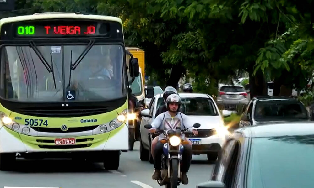 Motocicletas vão usar a faixa exclusiva para ônibus, em Goiânia