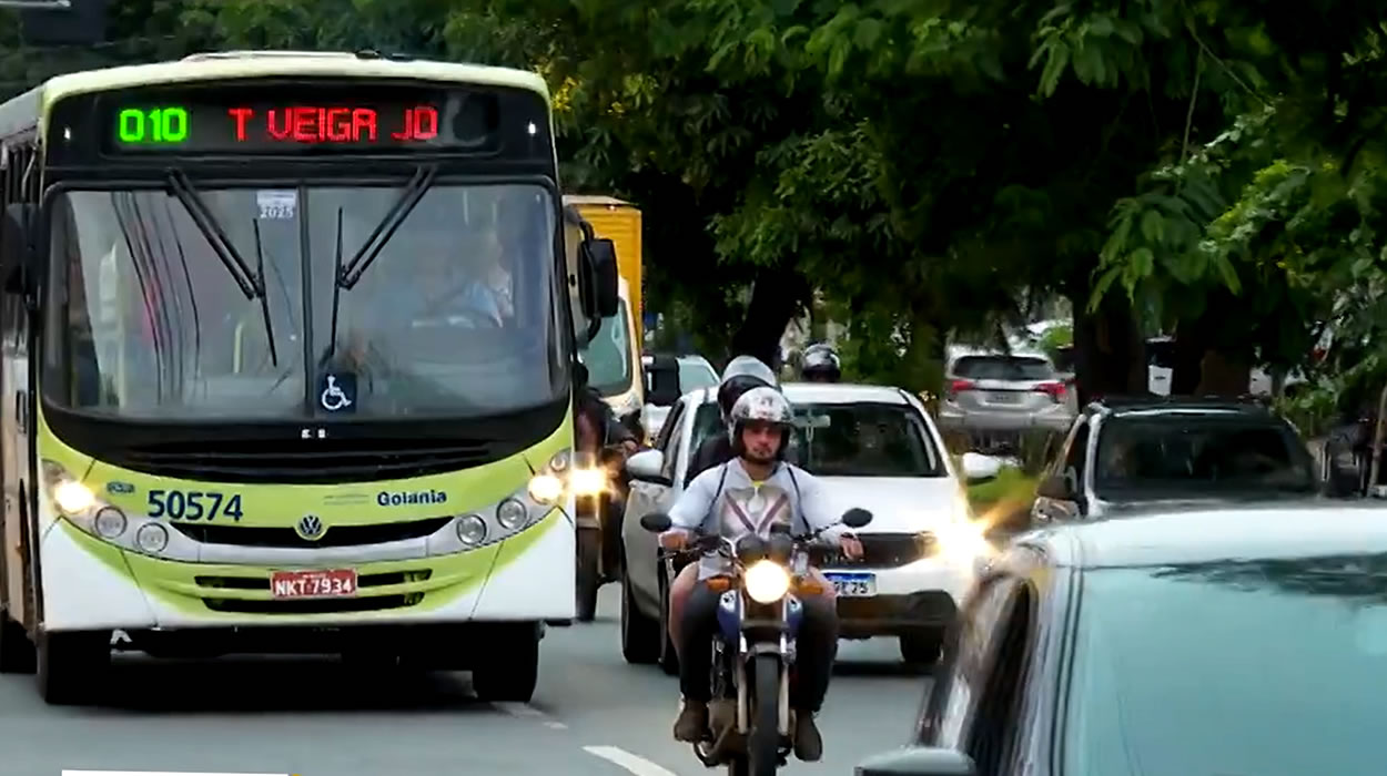 Motocicletas vão usar a faixa exclusiva para ônibus, em Goiânia