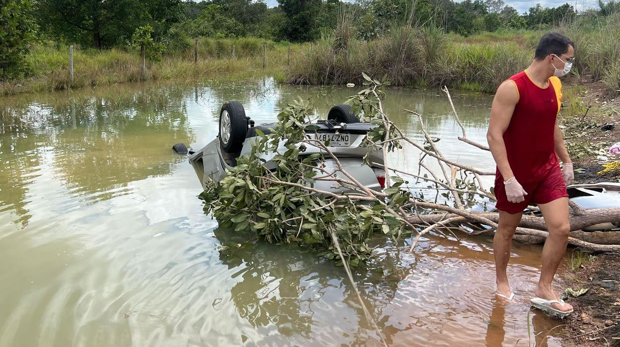 Família morre após carro cair em córrego, em Mozarlândia