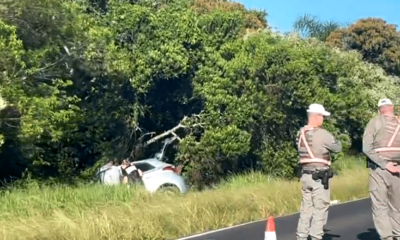 Mulher pula de carro após acidente e morre atropelada