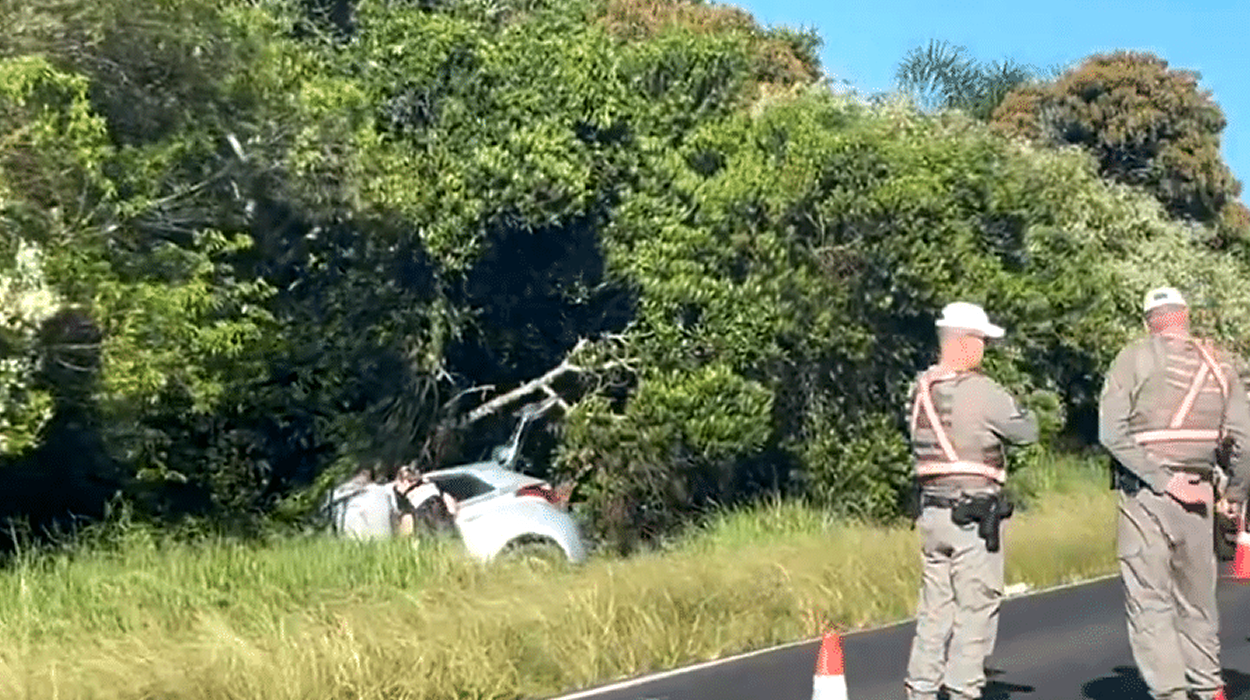 Mulher pula de carro após acidente e morre atropelada